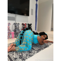 Ay1shaD1azlut_feet